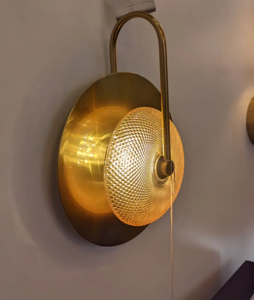 Disc wall light