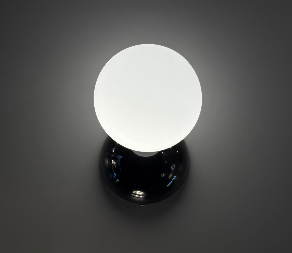 equil-black-wall-lamp-by-light-zone