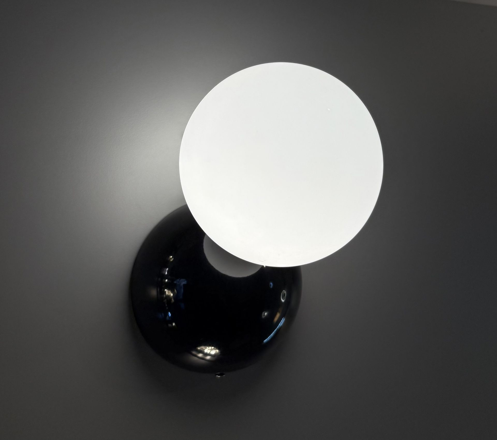 equil-black-wall-lamp-by-light-zone