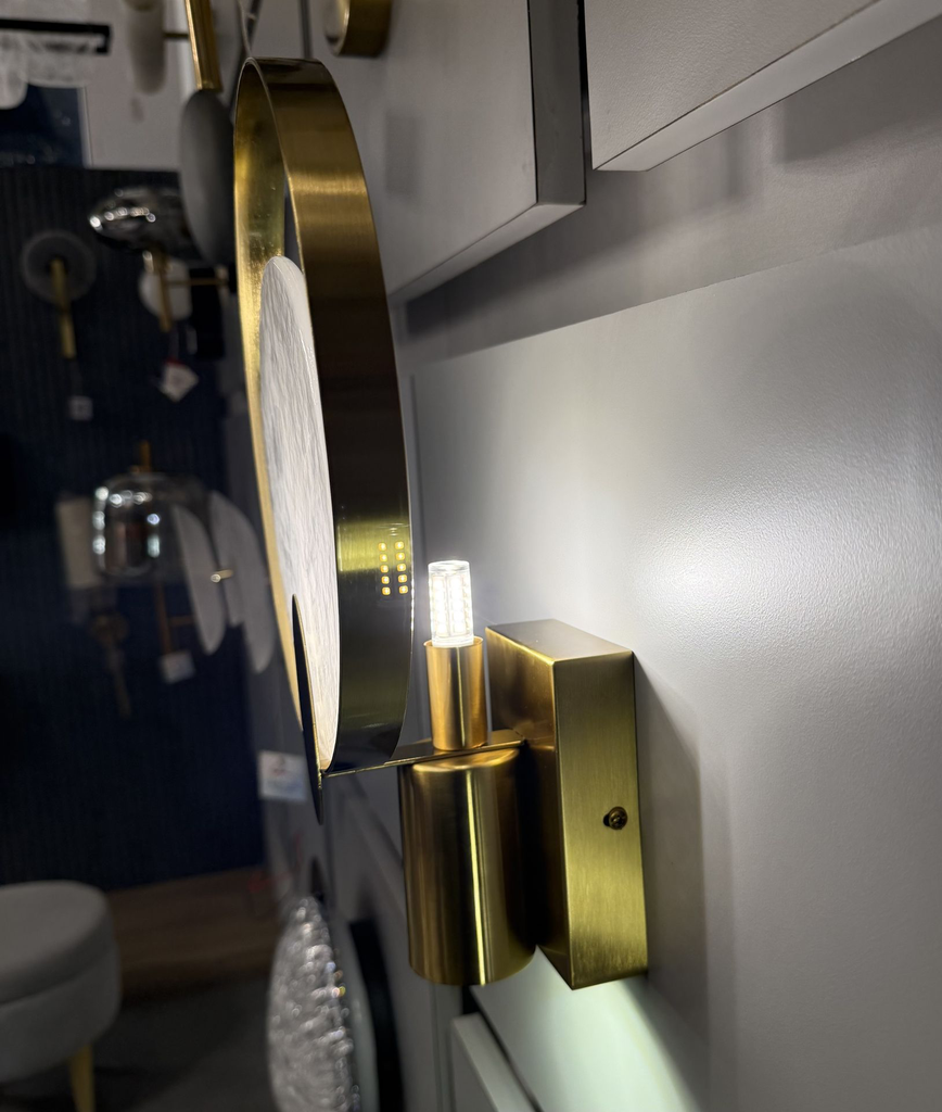 accent-lunar-gold-wall-lamp-by-lightzone